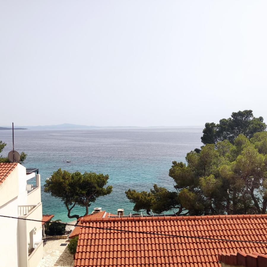 Dunja Hvar *