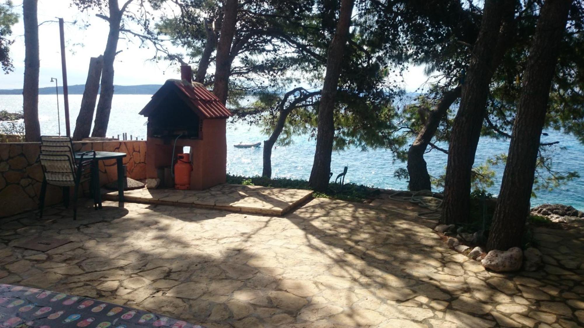 Dunja Hvar *