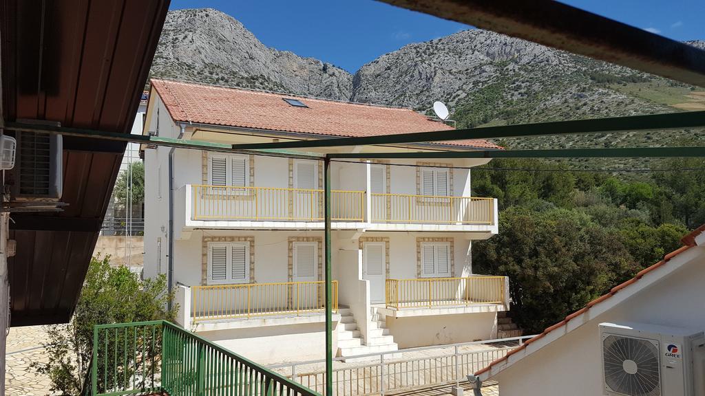 Dunja Hvar *